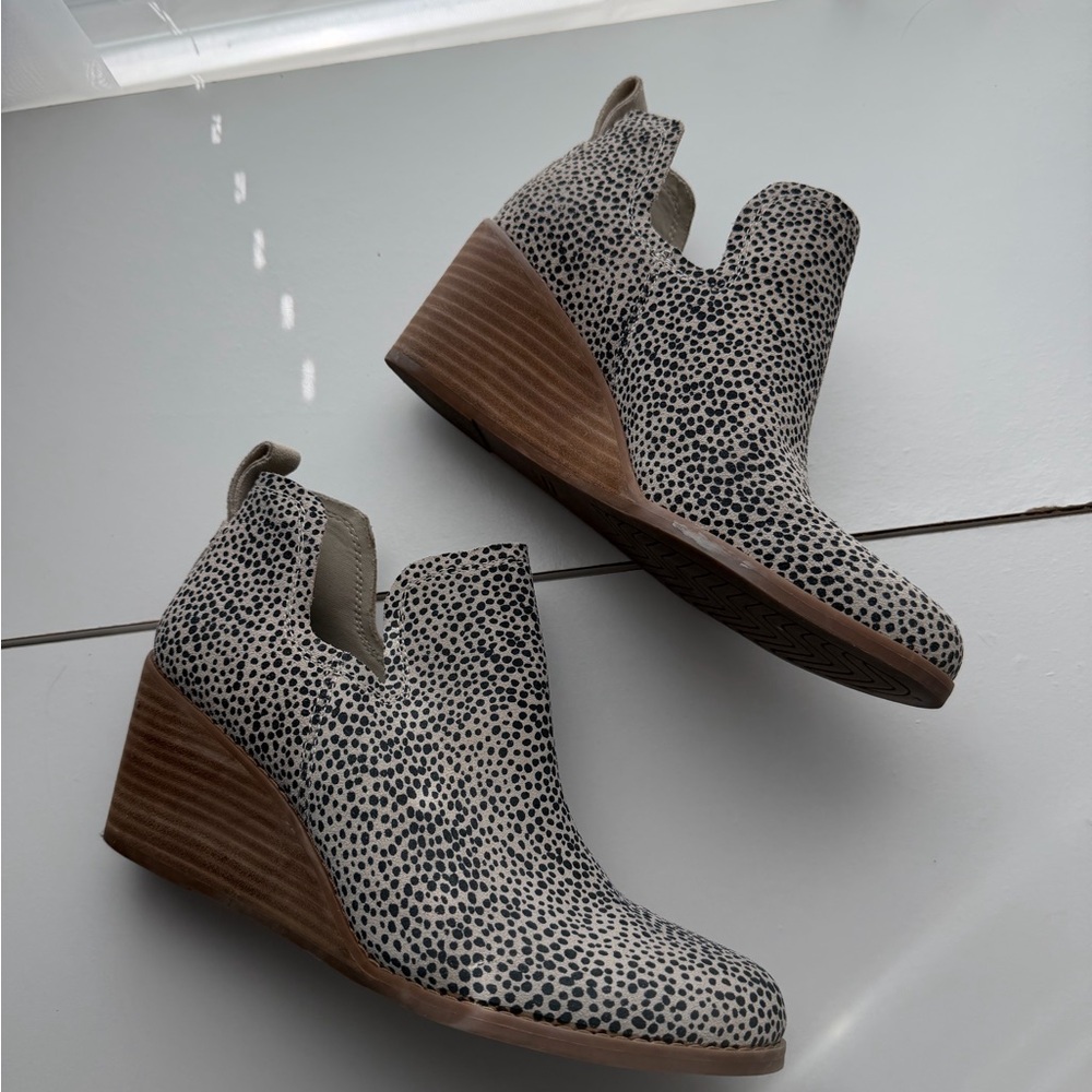 TOMS Women's Wedge Ankle Booties - Picture 4 of 11